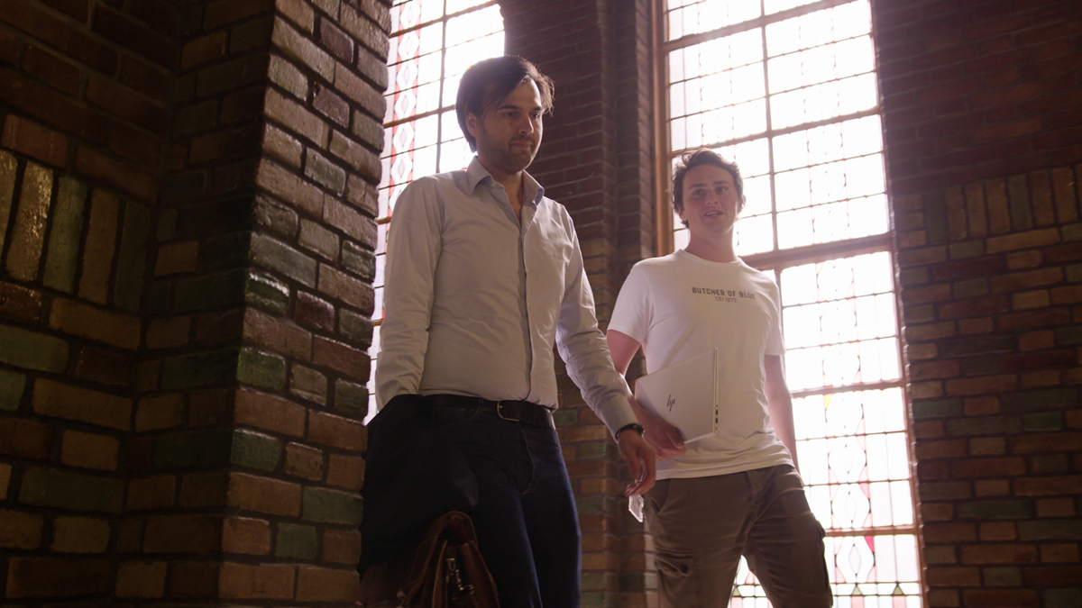 Boelie met collega Niels in overleg