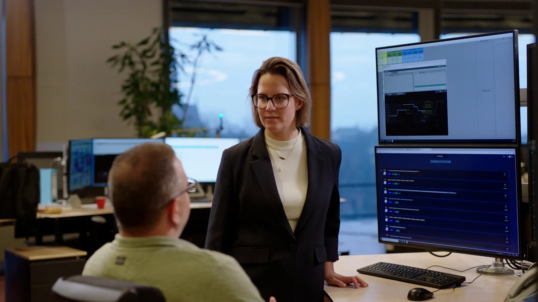 Anneke en Niels overleggen over werk op de post bij een bureau