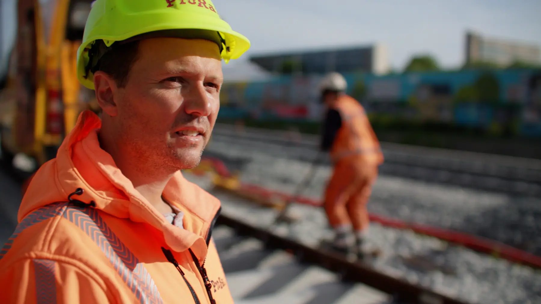 bouwmanager Yuri aan werk aan het spoor
